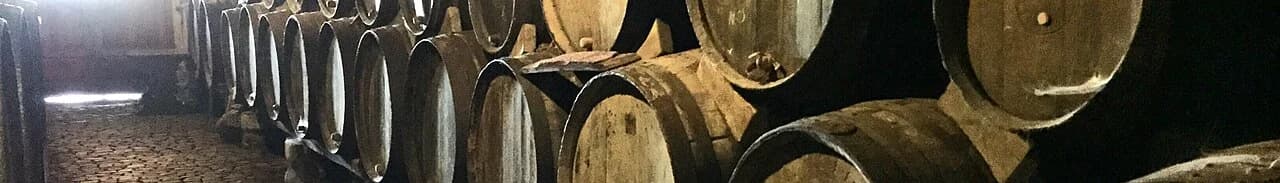 Barriques dans le chai de Bodegas Monje à El Sauzal