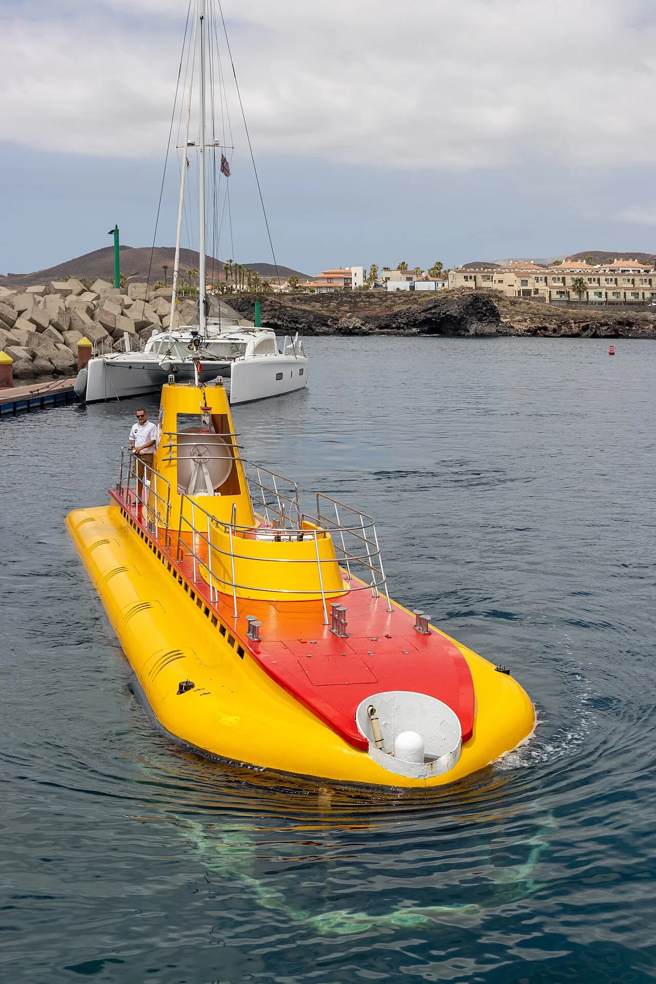 Sous-marin touristique Sub Fun Cinco entrant dans Marina San Miguel