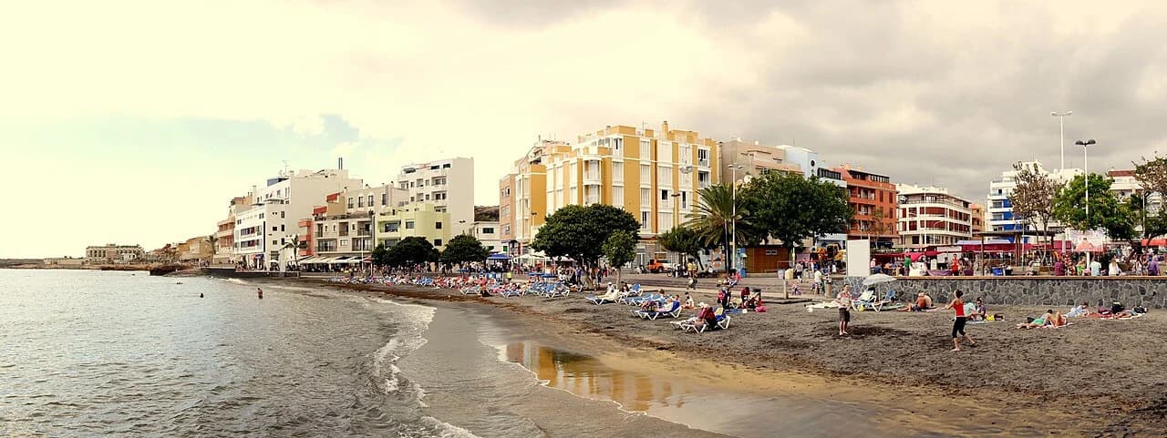 La baie et la plage d’El Médano, destination des sports de vent