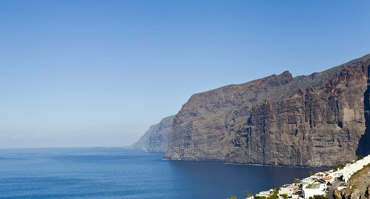 Falaises de Los Gigantes vues depuis le littoral