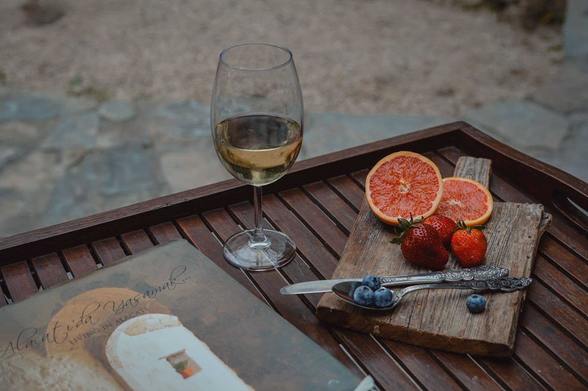 Table dressée avec vin et plats typiques dans un guachinche du nord de Tenerife