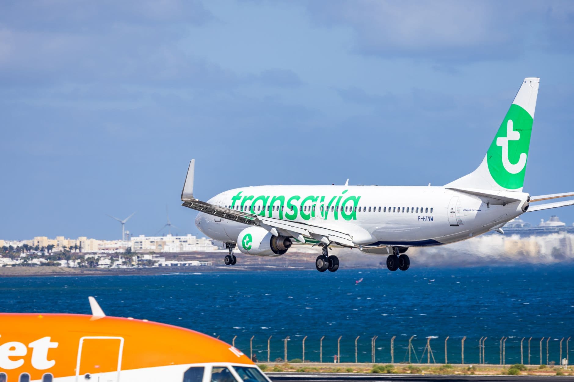 Avion à l'atterrissage sur un aéroport des Canaries