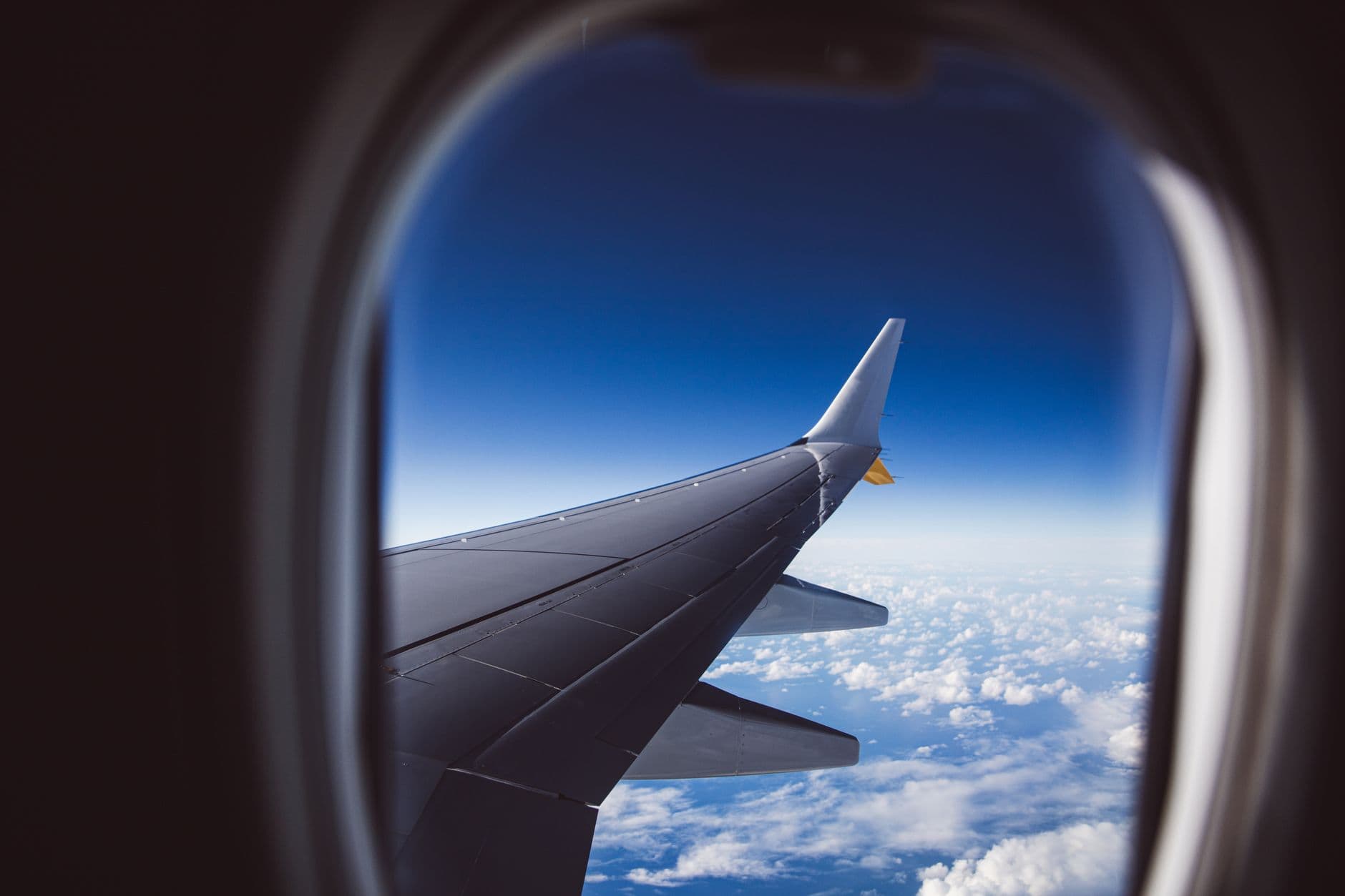 Vue sur l'aile de l'avion pendant le vol vers Ténérife