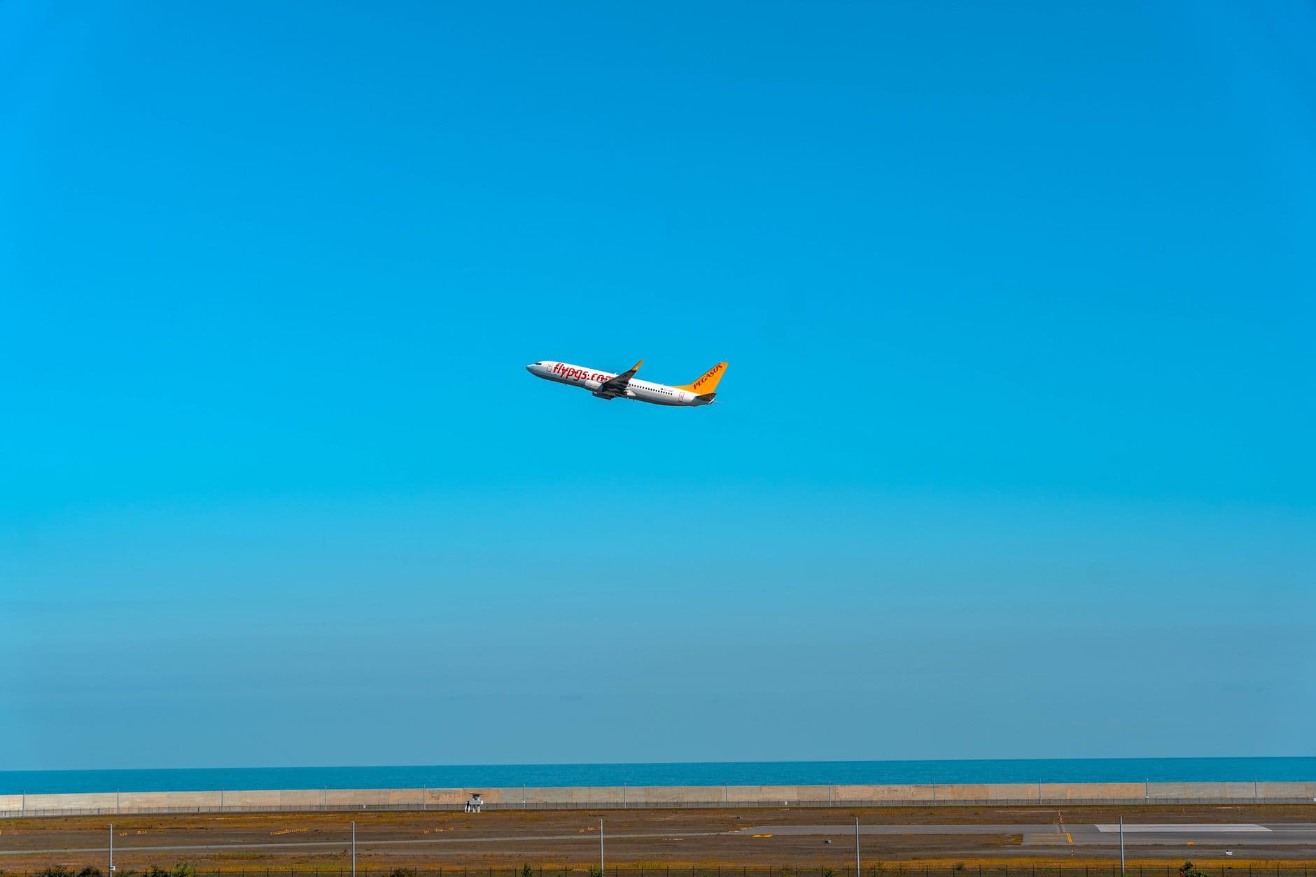 Avion au décollage au-dessus de l'océan
